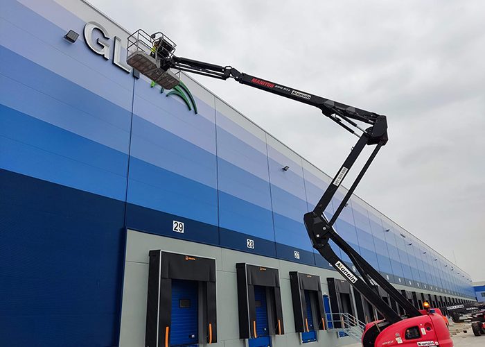 Instalación de rótulo con grúa GLP en nave industrial