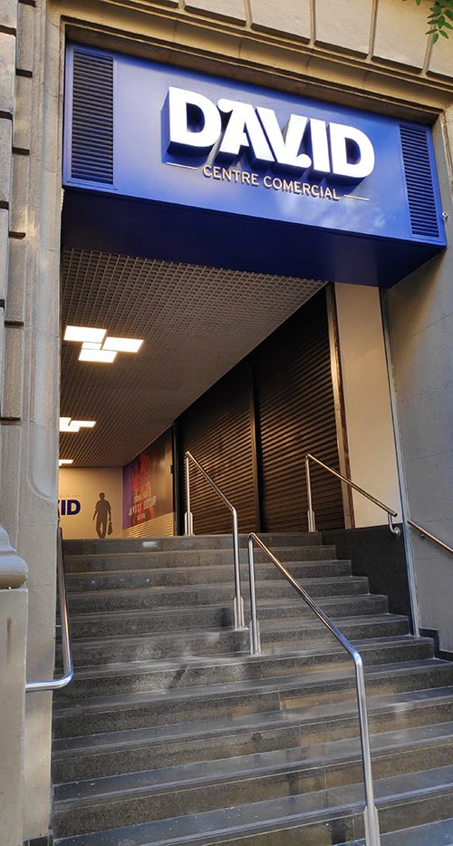 Instalción de rótulo en el Edificio David de Barcelona