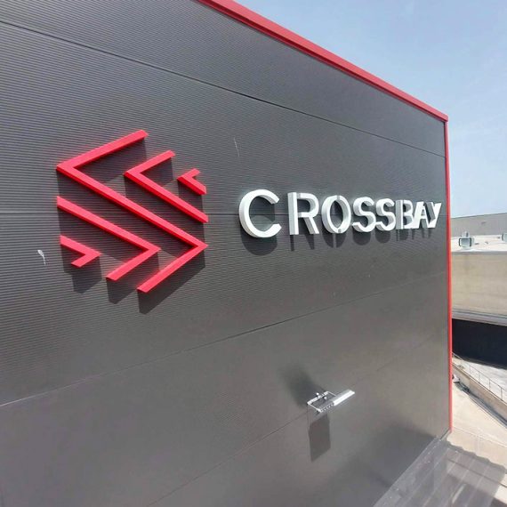Instalación de Rótulo Crossbay: letras corpóreas en nave industrial
