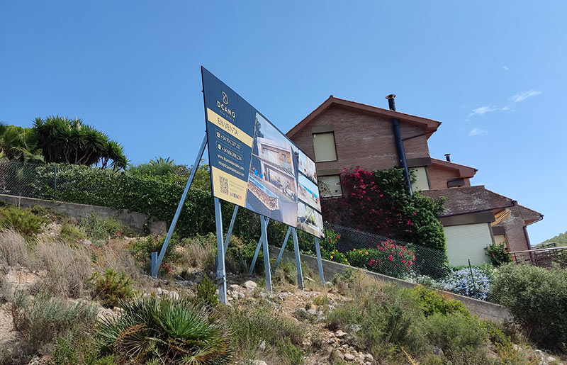 instalación de valla publicitaria en Sitges