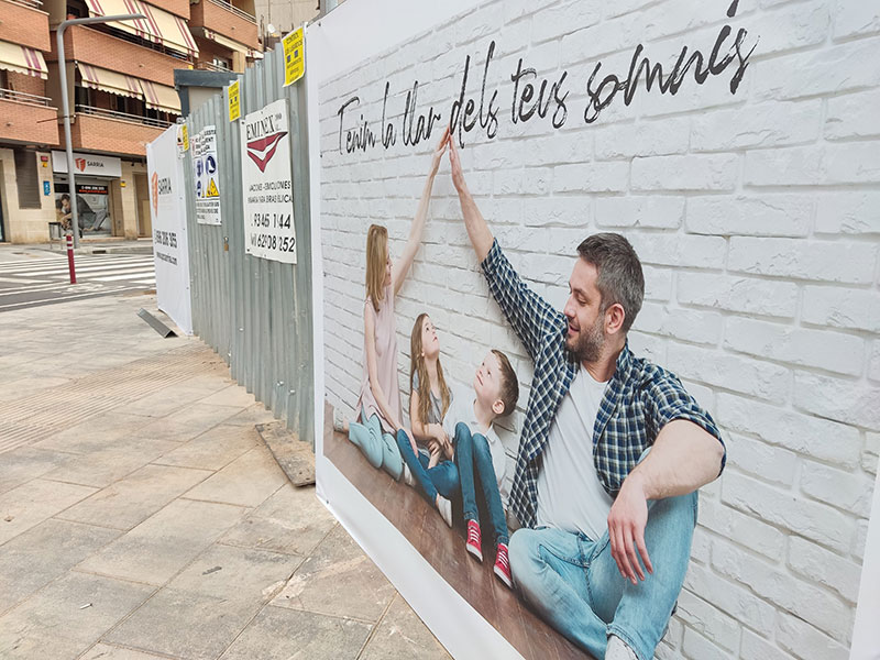 cerramiento perimetral de obra con lonas de publicidad