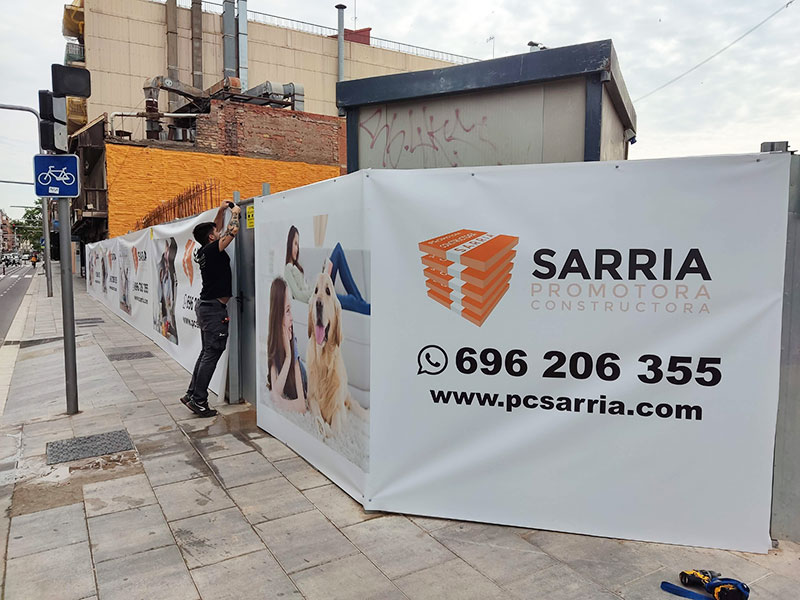 cerramiento de obra con publicidad de constructora