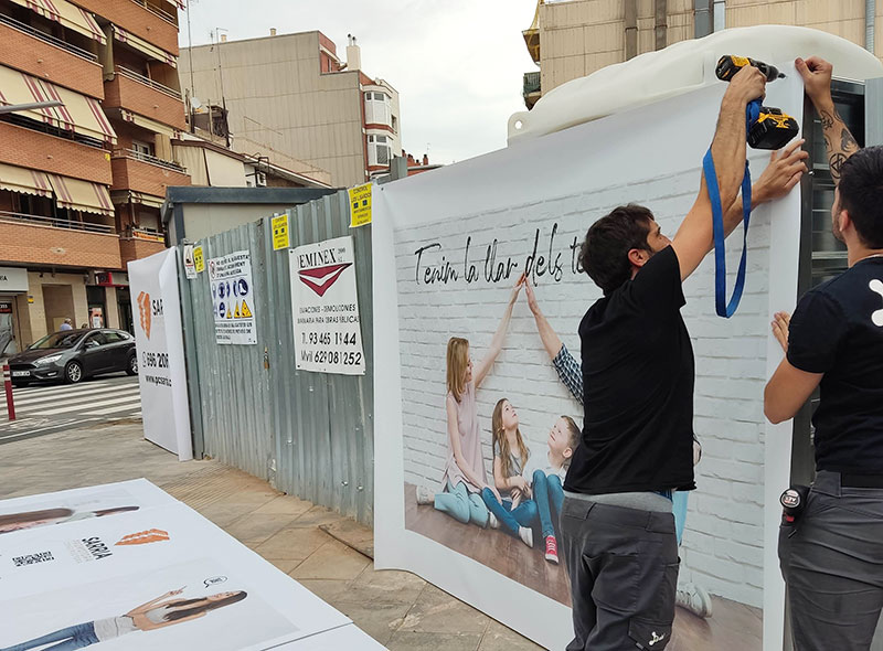 instalación de lonas sobre cerramiento de obra