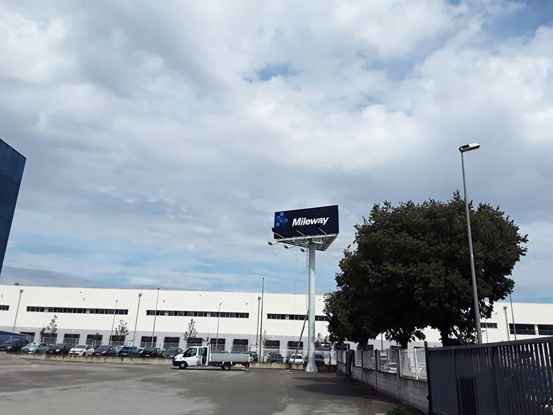 monoposte para publicidad