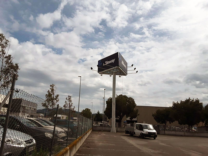 ejemplo de monoposte publicitario
