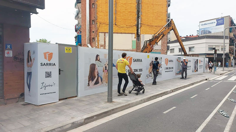 rotulación de cerramiento perimetral de obra en Castelldefels, Barcelona