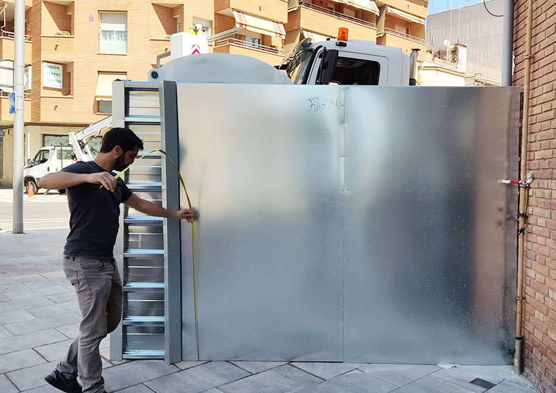 toma de medidas para rotular cerramiento de obra