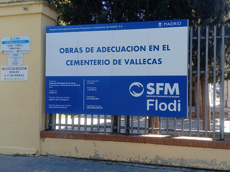 valla publicitaria con instalación en Vallecas, Madrid