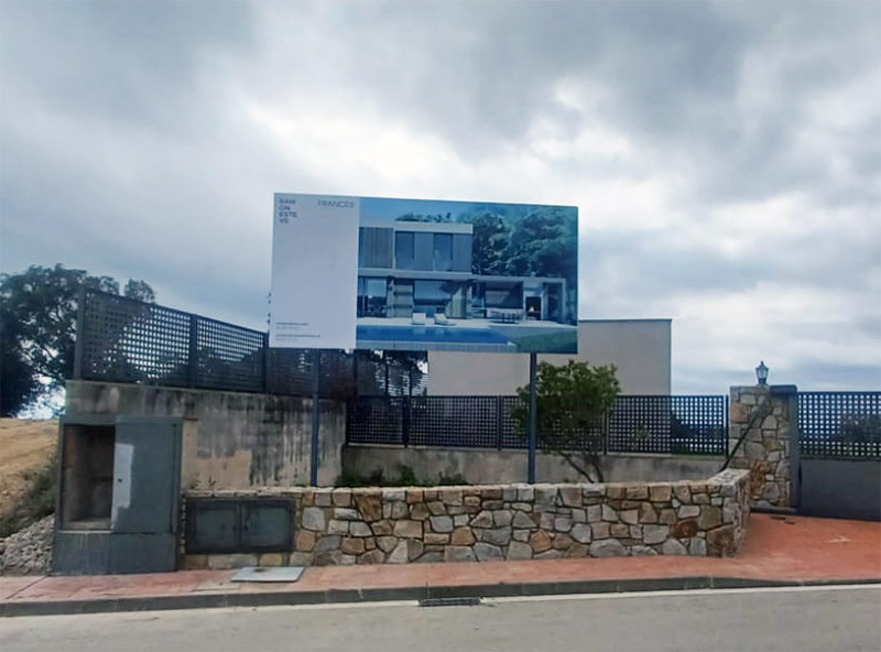 instalación de valla publicitaria en Sant Andreu de Llavaneres