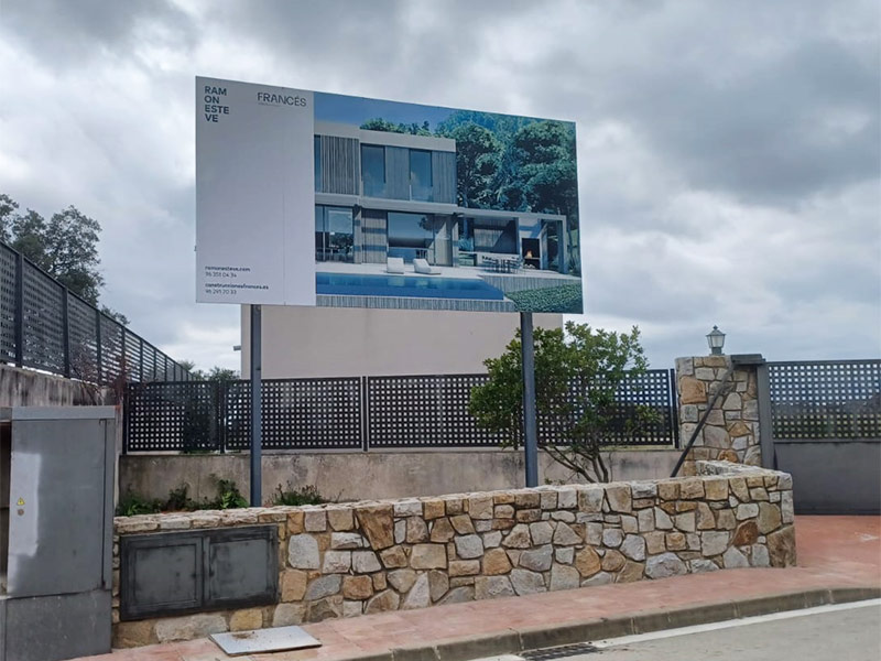 montaje de valla de publicidad en el Maresme