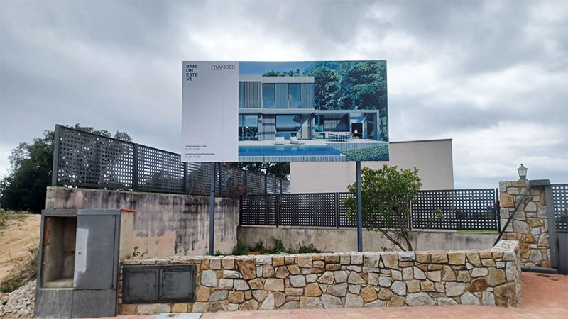 instalación de valla de publicidad en Llavaneras
