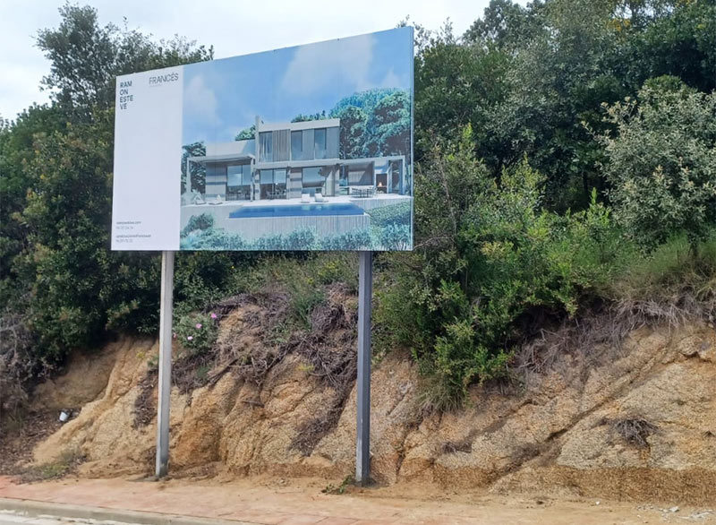 instalación de valla publicitaria para terreno en Llavaneras