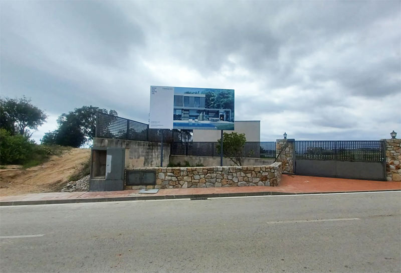 valla publicitaria pueblo de Girona