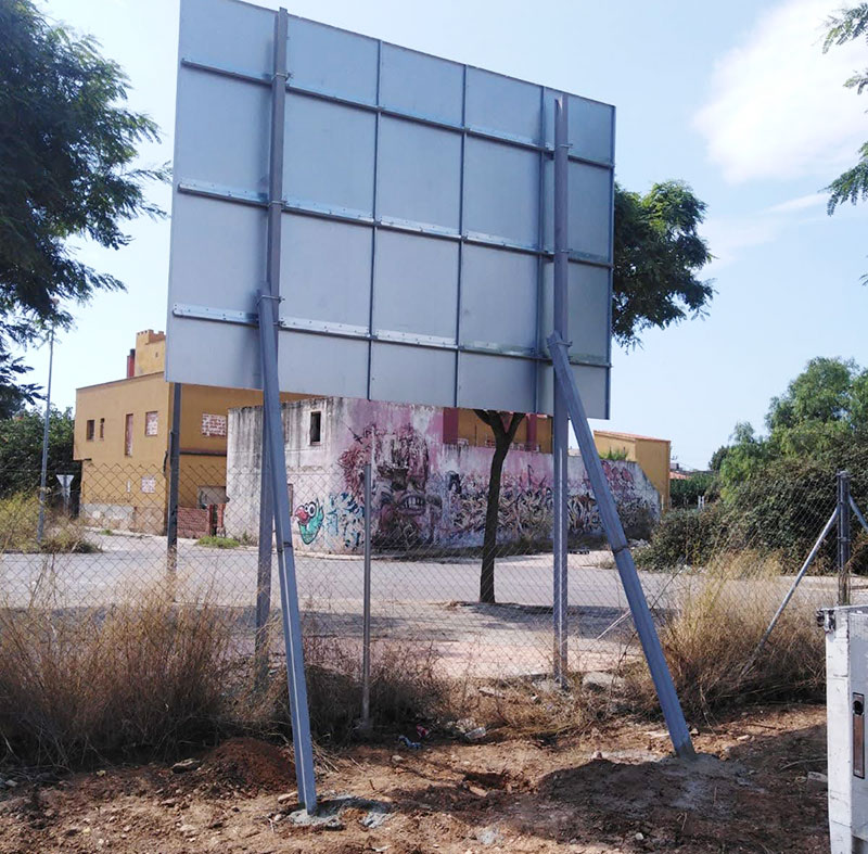 instalación de valla publicitaria con riostras