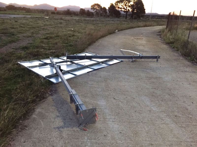 valla publicitaria caída por el viento en Girona