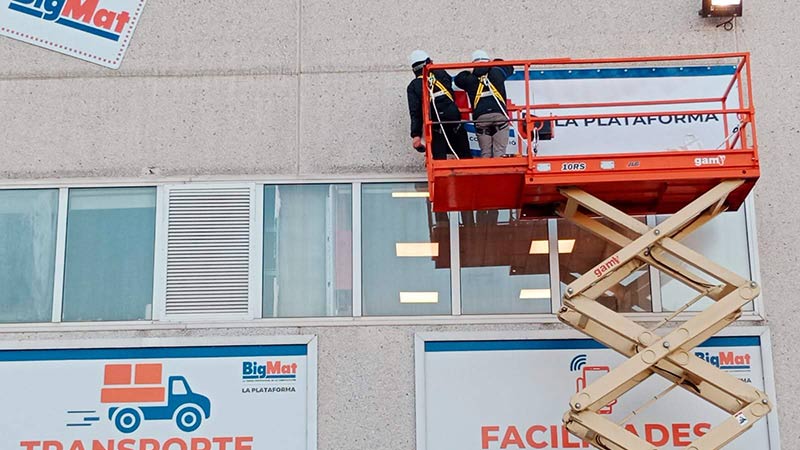 instalación de lonas publicitarias en Vilanova i la Geltrú