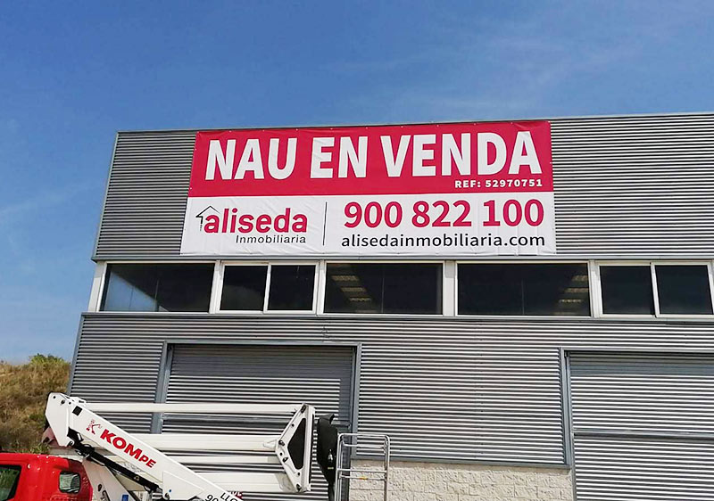 instalación de lona publicitaria en Vilanova i la Geltrú