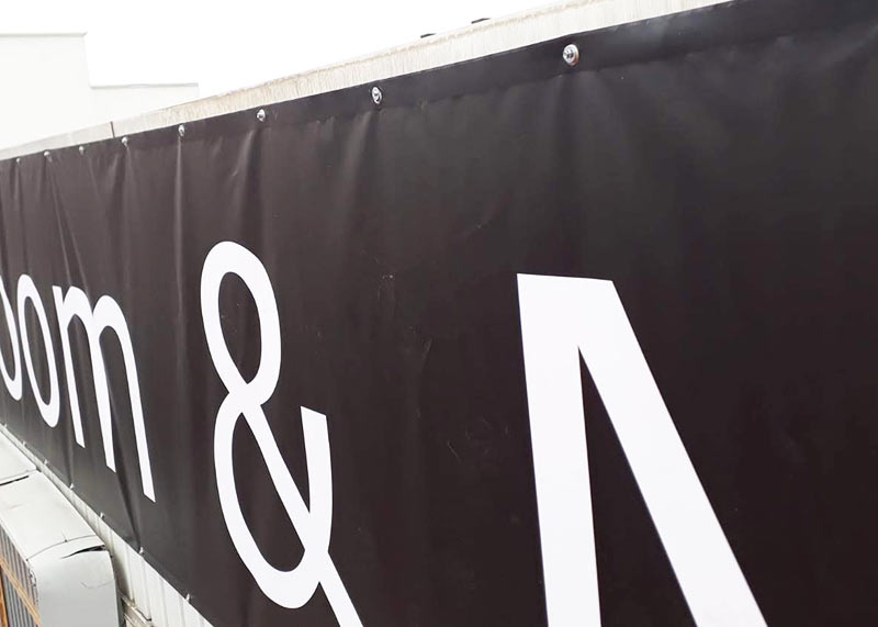 instalacion de lona publicidad con tornillería