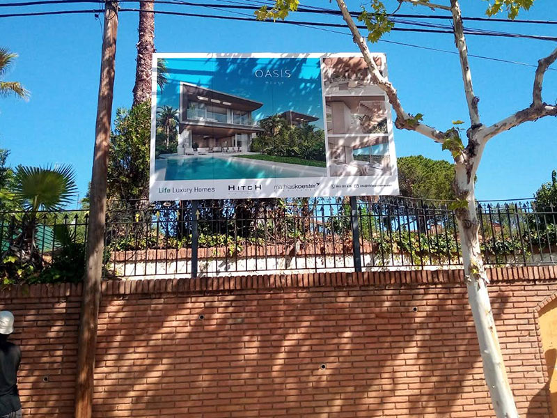 instalación de valla publicitaria con estructura a pared