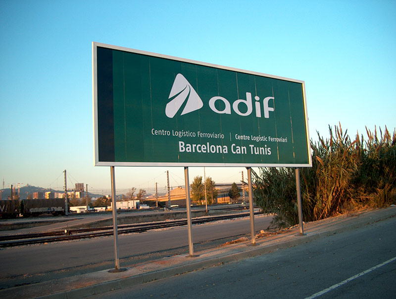 valla de publicidad con marcos de medidas 8x3