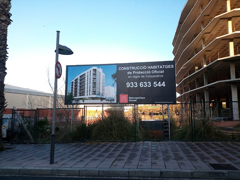 instalación de valla publicitaria de medidas 8x3