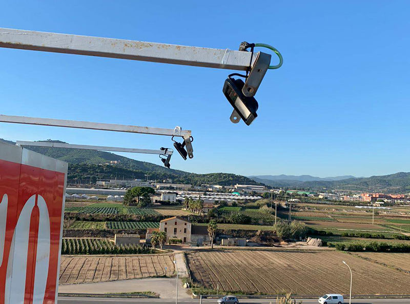 reparación de focos en monoposte publicitario