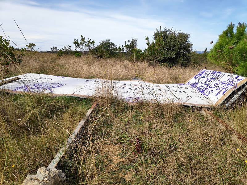 retirada de estructura de valla publicitaria caída