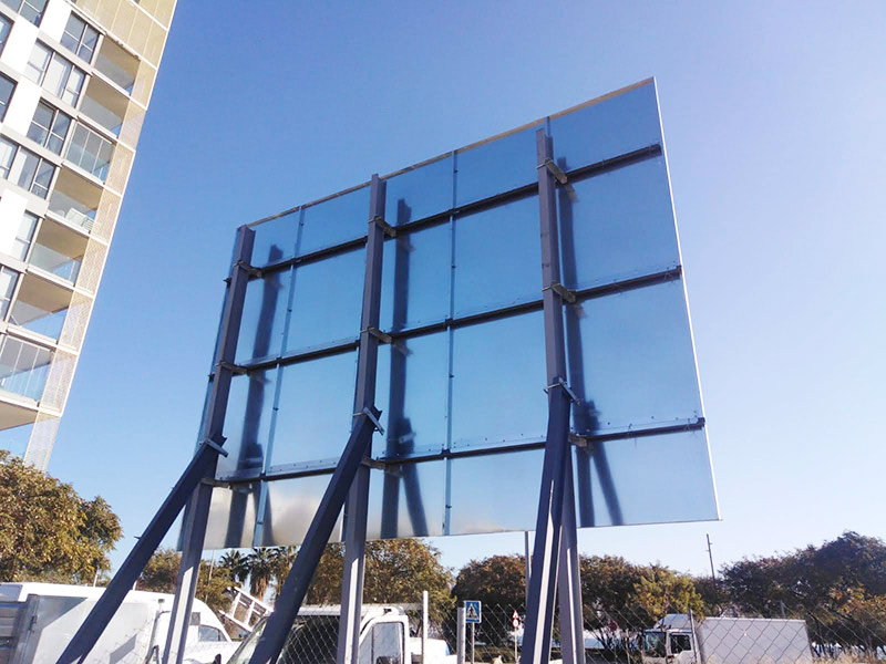 valla publicitaria con riostras en Girona