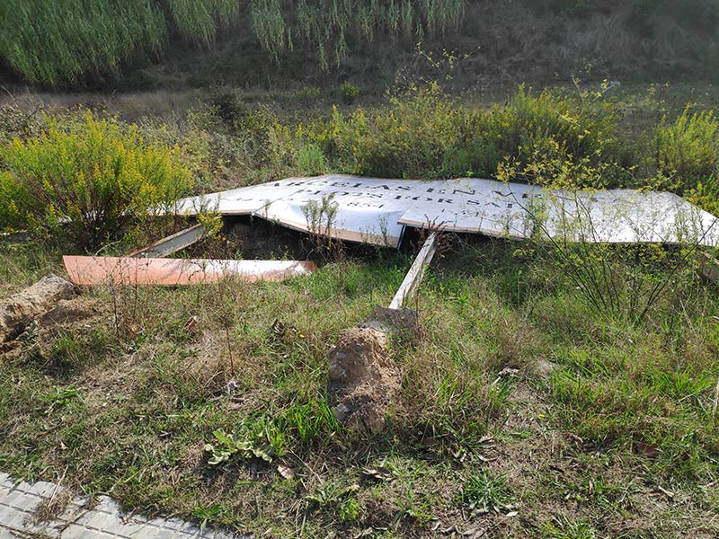 valla publicitaria doblada por el viento