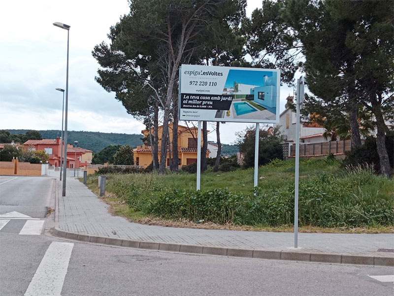valla de publicidd instalada en Girona