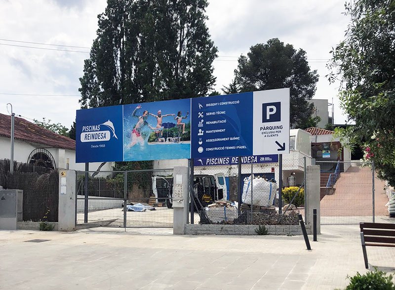 valla publicitaria con vinilo