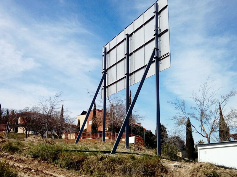 valla publicitaria con riostras de seguridad