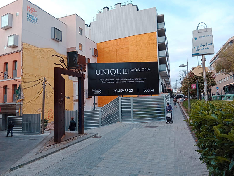 instalación de valla publicitaria en Badalona