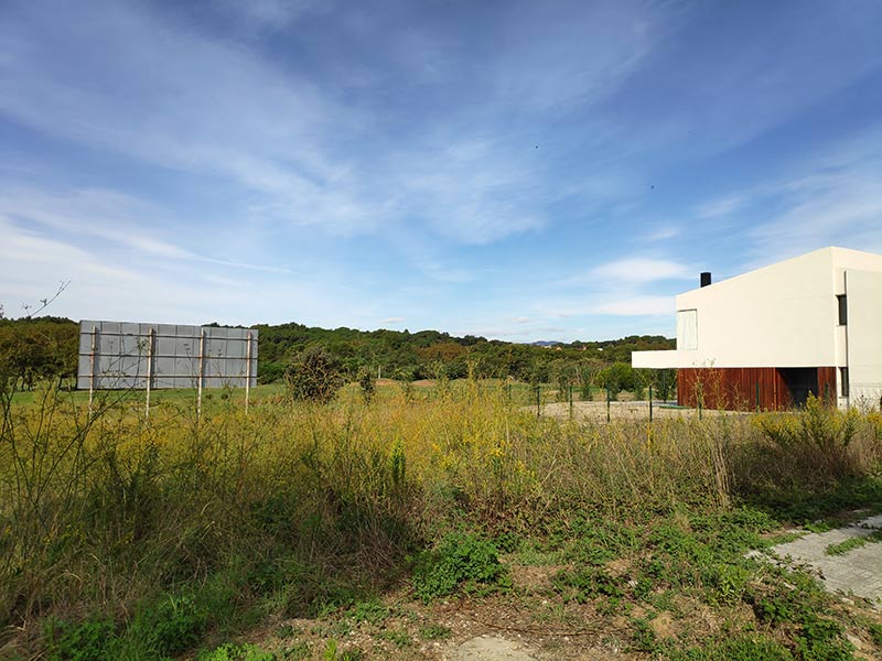 estructura de valla publicitaria vista por detrás