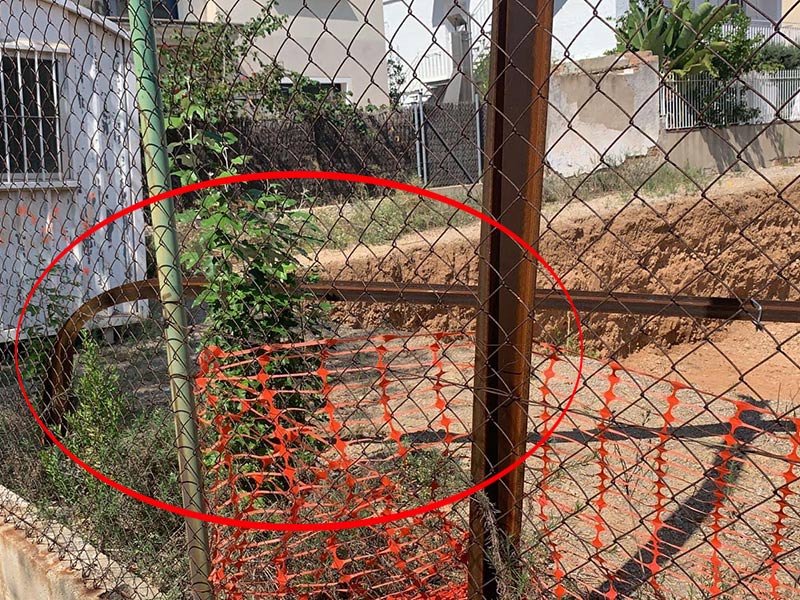 reparación de valla publicitaria tumbada por el viento