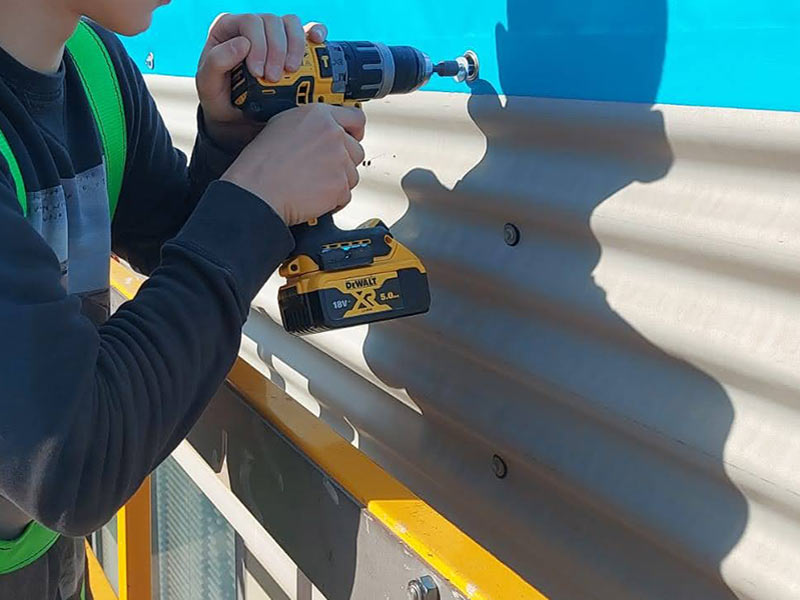 instalación de lona publicitaria mediante tornillería