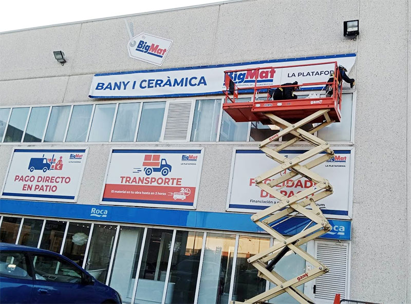 instalación de lona publicitaria sobre fachada