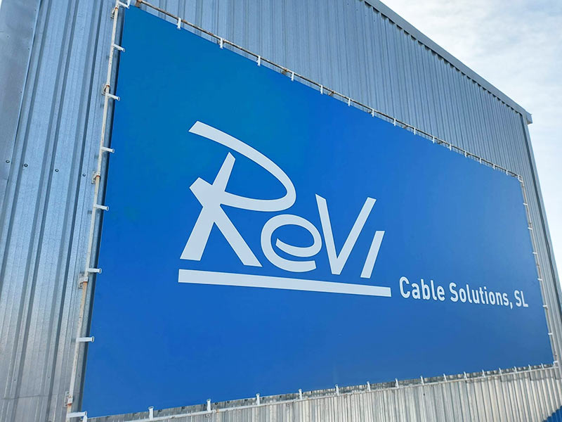 instalación de lona publicitaria tensada