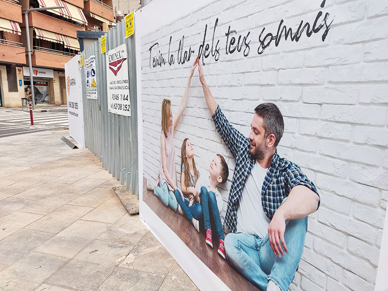 instalación de lonas de publicidad en perímetro vallado de obra