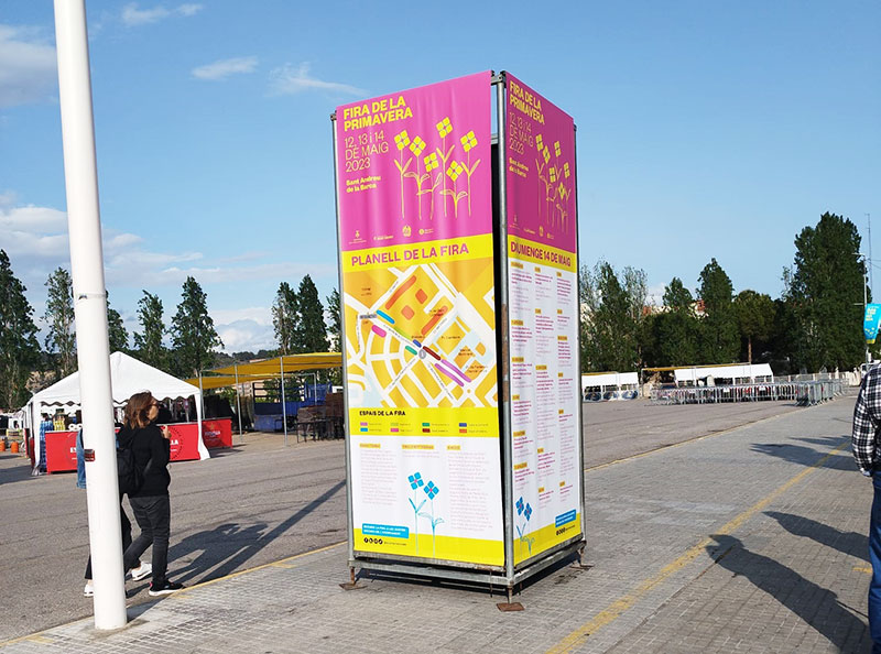 monolito publicitario urbano con lonas publicitarias