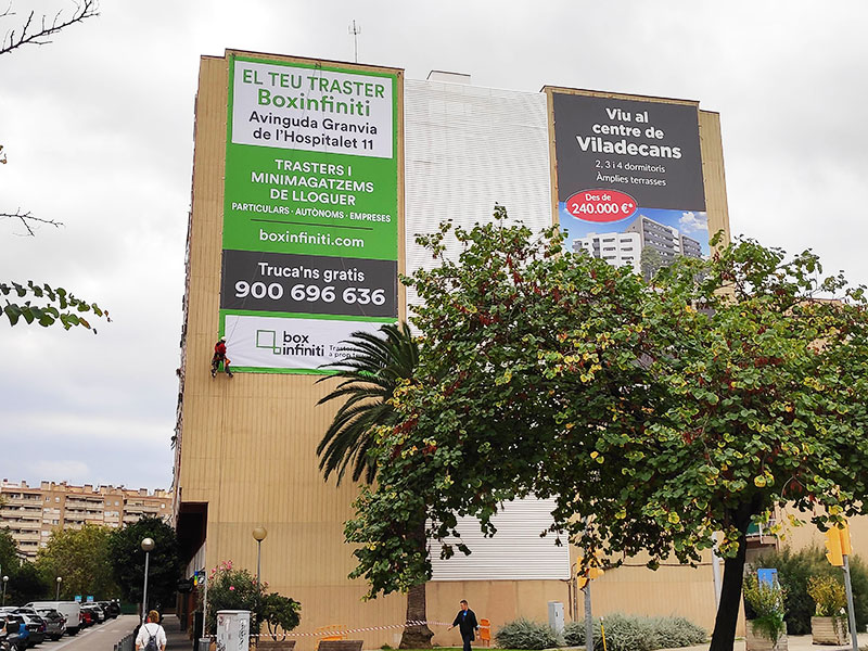 instalación de lona publicitaria mediante trabajos verticales