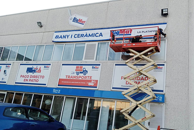instalación de lona de publicidad sobre fachada
