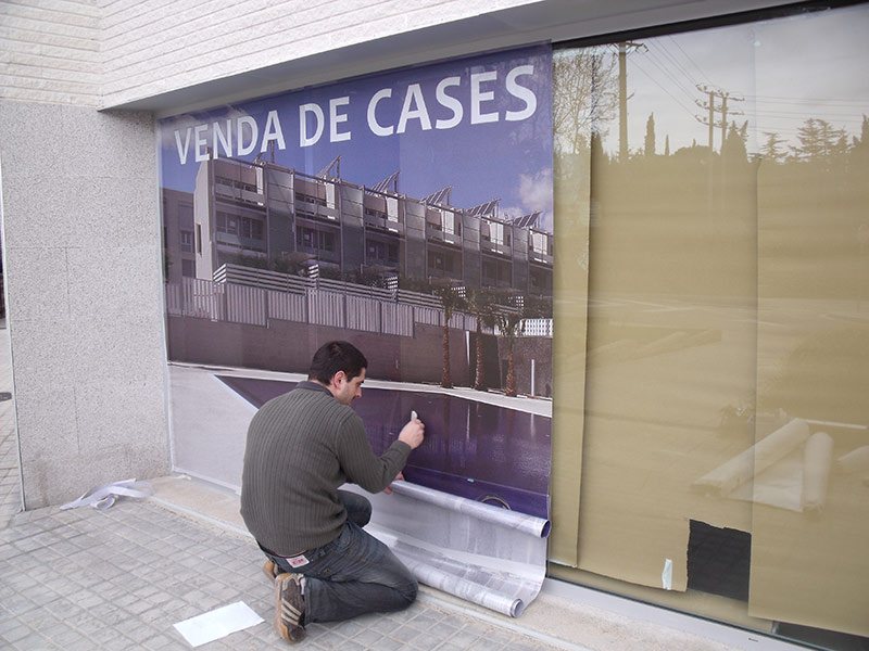 instalación de vinilo microperforado en escaparate