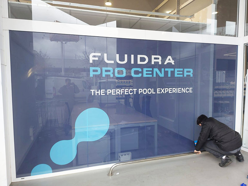 limpieza y espatulado de vinilos en escaparates