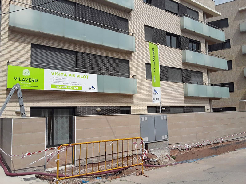 lona publicitaria para anunciar pisos en venta en Girona