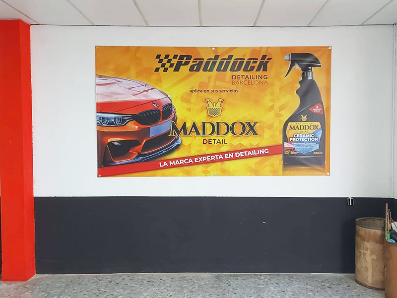 instalación de lona publicitaria en taller de Girona