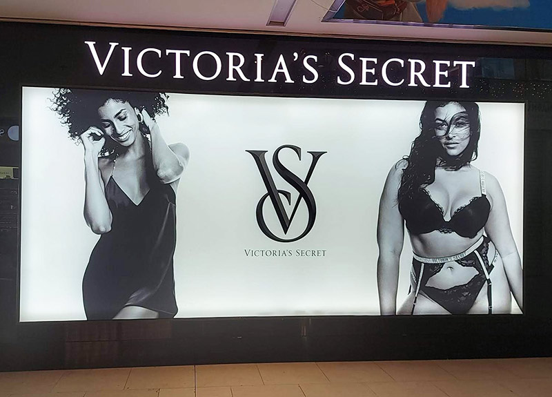 instalación de lona retroiluminada en Girona