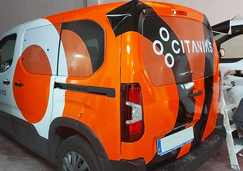 rotulación de furgoneta con vinilo microperforado