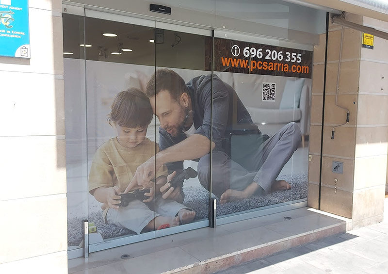 instalación de vinilo microperforado en escaparate de Barcelona