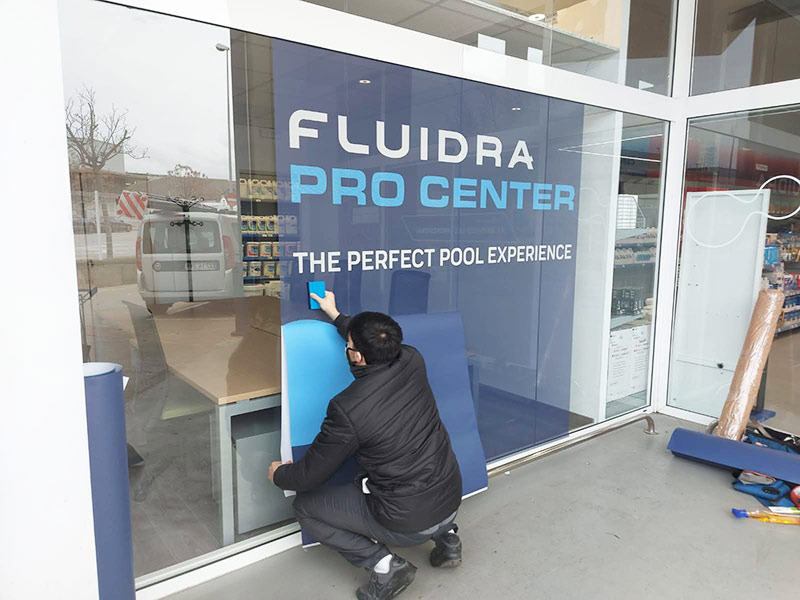 instalación de vinilo microperforado para escaparates